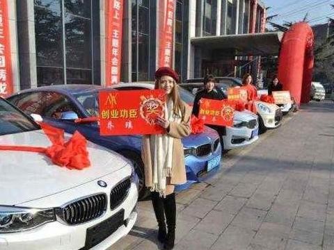 老板花500万 买新车奖励优秀员工，看到这些车后 员工都不要