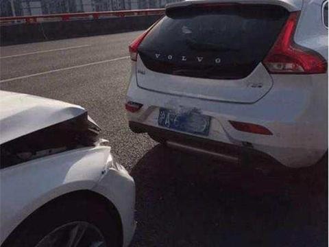 沃尔沃V60遭宝马3系追尾,车主: 幸亏没买宝马, 不然倒霉的就是我