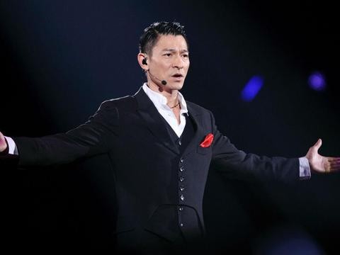 他是刘德华的偶像，香港歌坛的天王，家中豪车只看不开！