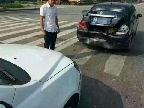 帝豪车主因赶时撞上日系车，日系车车主很生气