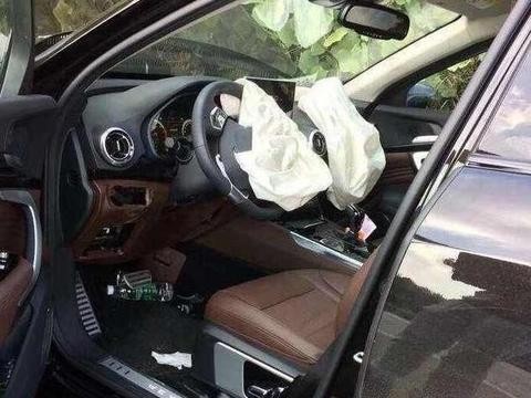 新车刚出4S店还没到家就出了这种情况，车主真的是欲哭无泪