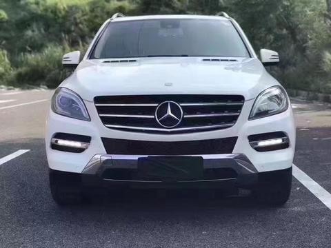 三轮车大爷刮了一辆15款奔驰ML350，貂皮大哥却劝大爷赶紧走！