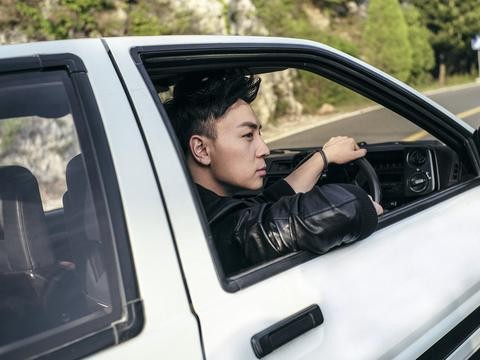 小和尚释小龙帅气回归，比吴京还能打，开着GTR大玩漂移！