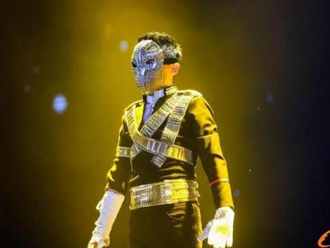 阿里巴巴创始人迈克尔马现身18周年年会, 2500万私人座驾极致奢华