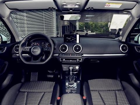 如果只看内饰, 奥迪A3和宝马1系, 你更喜欢哪一款?