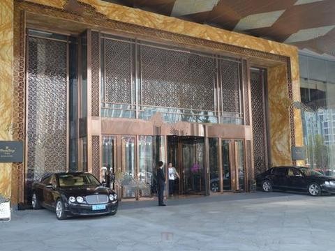 王思聪他们家的宾利，出了事故没舍得换，修修补补接着用