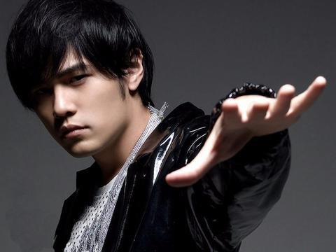 她23岁服侍明星，出场30秒便一炮走红