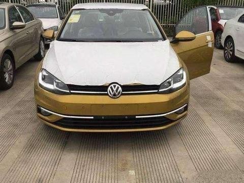 小伙为了大众情怀买单，花22万提全新高尔夫，网友：懂车人的选择