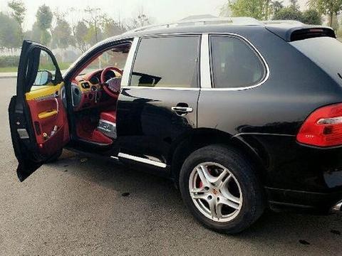 大四男生花20万买辆保时捷卡宴，车虽很老而内饰很豪华