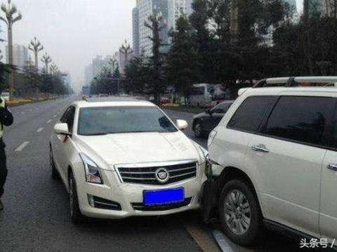 三菱SUV马路遭凯迪拉克追尾，车主：挪车后两车形成了鲜明的对比