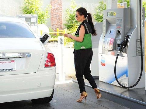 卡戴珊家族不仅善于娱乐大众，而且善于选择豪车出行，来看看吧