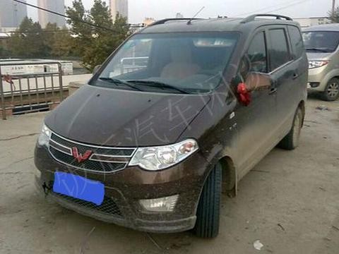 工地小伙兴高采烈地花3.2万买台五菱宏光S，其女友却开心不起来