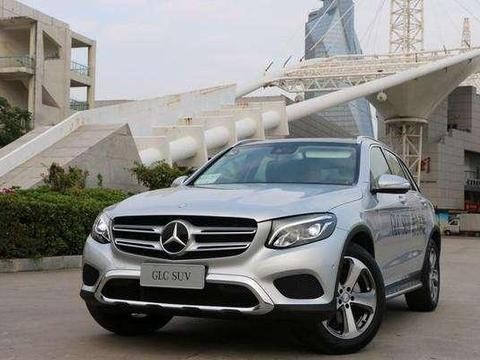 半挂车货架突然断裂，整车奔驰GLC全部损坏，4S店表示全部半价卖！