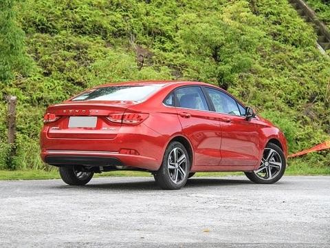 这国产轿车，有全液晶仪表盘、全景影像，质保10万公里售6.79万起