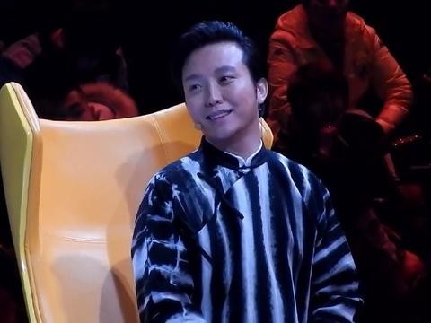 他因为《星光大道》走红，国内有名的反串歌手，现在出门百万豪车