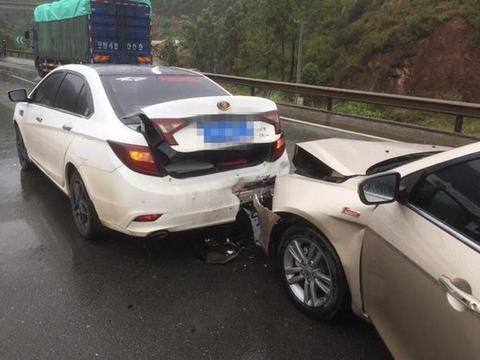 吉利帝豪追尾比亚迪G5车主下车后竖起大拇指：防撞钢梁不是吹的