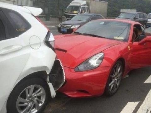 本田飞度被千万法拉利追尾，面对法拉利女司机，车主不好意思索赔