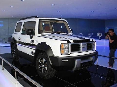 吉利又让国人炸了！首款硬派越野面世，造型帅到不行，吉姆尼懵了