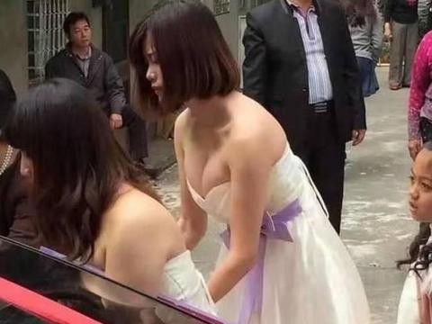 结婚现场 豪车无数, 伴娘下车后的, 比迈巴赫抢眼