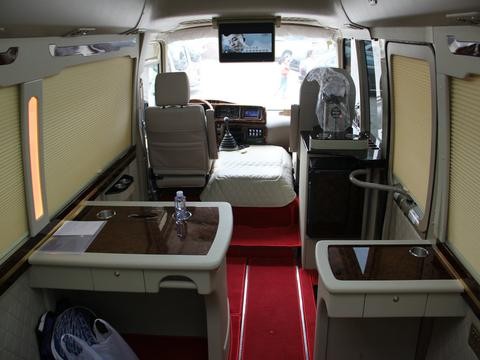 太喜欢考斯特内饰呢！丰田柯斯达19座改装埃尔法座椅12座豪华对比