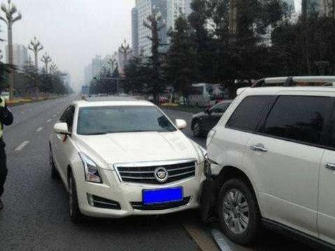 三菱SUV马路遭凯迪拉克追尾, 车主: 挪车后, 两车形成了鲜明对比