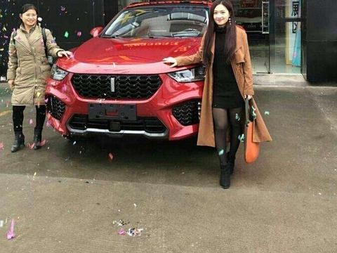 美女提VV5大红色, 朋友都以为是林肯, WEY的设计真是男女通杀