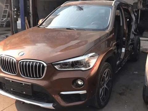 偶遇一辆宝马X1运损车，车尾撞成废铁，店员：4折买回去拆车件