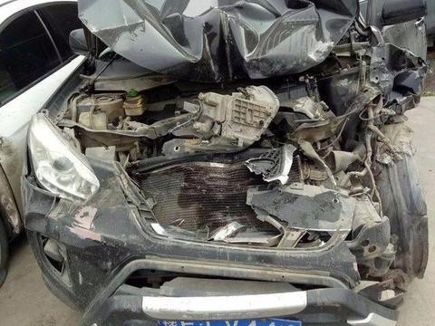 瑞虎3和水泥罐车相撞，安全气囊竟然一个没弹开，这质量让人担忧