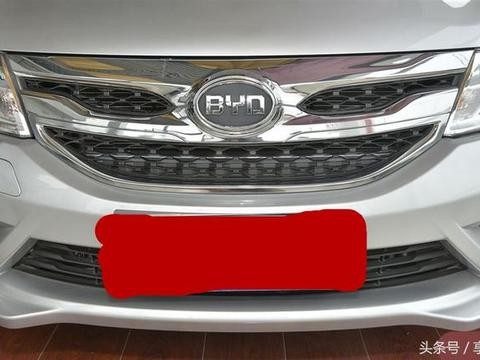 这辆比亚迪速锐应该是我看到的最牛的了，把比亚迪新能源标都贴了