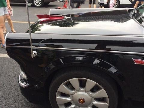 西湖偶遇600百万红旗L5，路人拍照感叹：这内饰真豪华！