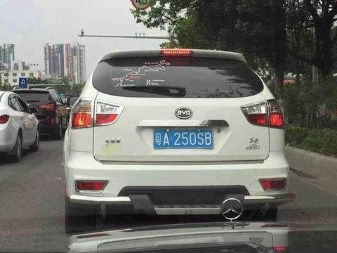 堵车偶遇一辆迈巴赫，本来想超车，车牌太霸气，法拉利也不敢超车