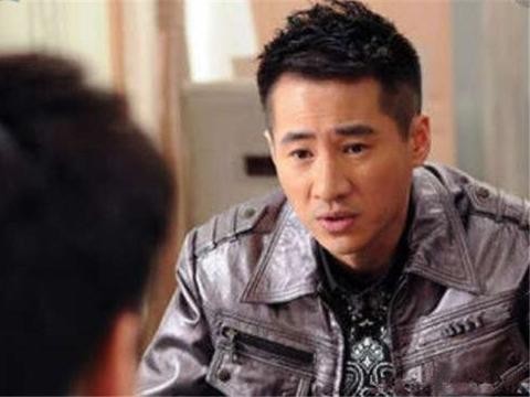 凭一首歌成名，后被金星告诫，但不听劝，今35岁开上豪车成这般！