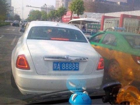 千万兰博基尼违章停在街头，车牌比88888还霸气，交警看了不敢动