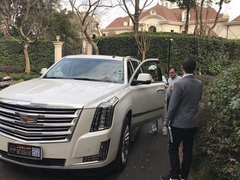 土豪提凯迪拉克总统一号冷漠了家里的保时捷卡宴