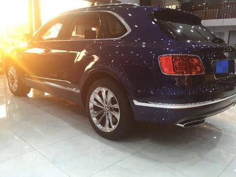 丰田汉兰达撞上400万宾利添越：汉兰达车主感动了宾利车主！