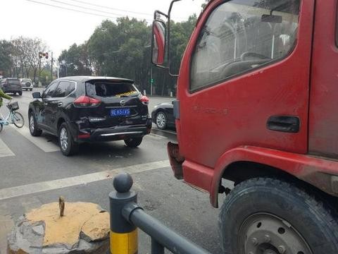 日产奇骏马路遭大货车追尾，移车后，车主：日系车终于争气了一次