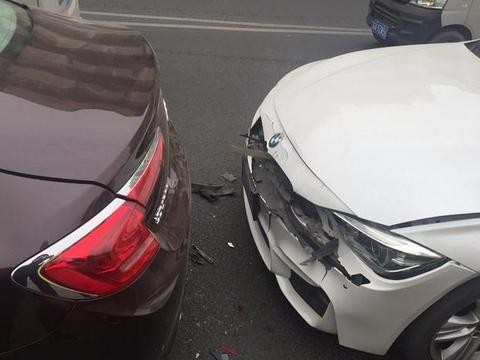 新提别克君越没上牌就被宝马5系追尾，车主：拆开保险杠很欣慰