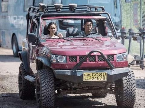 校车追尾北汽, 北汽车主下来蒙圈了, 这车是纸壳糊的?