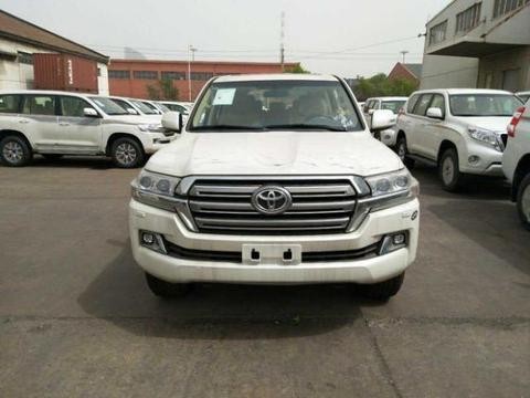 18款酷路泽4000，平行进口厂商透露大灯清洗版将以60多万起售