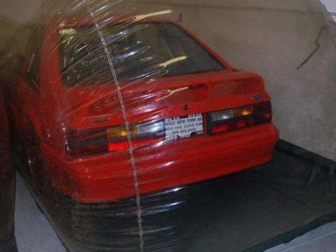 一辆真空封存了24年的跑车被发现, 只行驶10公里卖了95万美元