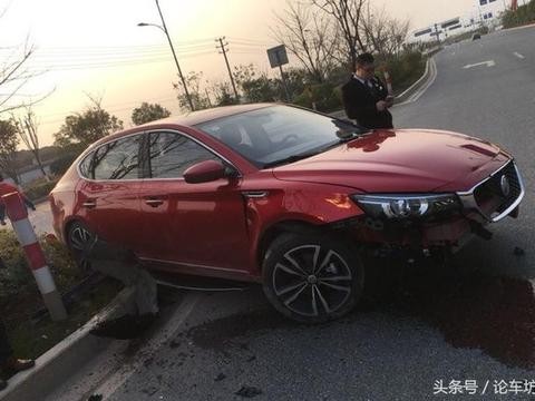 全新MG6全国首撞！MG6撞上花坛碎了一地，车身很脆让人很意外