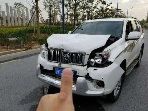 路虎极光马路遭丰田霸道追尾, 挪车后这差距让丰田车主一脸茫然