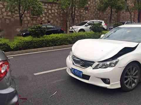 宝骏和丰田追尾了，锐志车主下车后笑了，真是没有对比没有伤害！