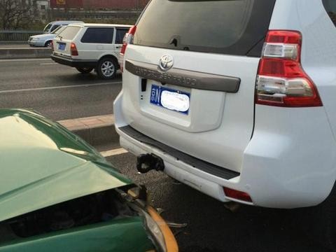 出租车追尾带流氓钩的丰田霸道，车主：这是非法改装，为啥我全责