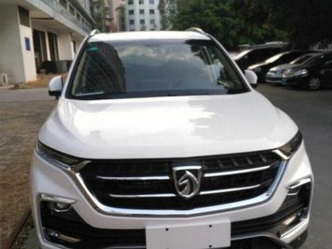 街头偶遇宝骏530，外观霸气酷似路虎，内饰值20万，哈佛H6危险了