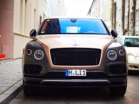 德国慕尼黑街头，一台宾利添越Mulliner