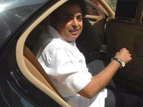 这男子盖个房子花了六十亿，家里车库有六层高，海陆空座驾都有