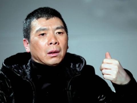 他从93年开始当导演，《芳华》首映破亿，开400万座驾出行！