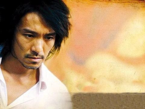 他是周星驰的好友，演了一辈子坏人开上豪车