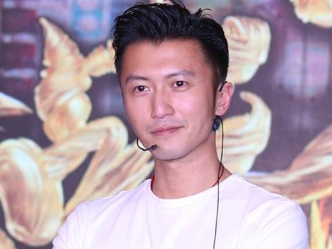 欠债3亿到身价百亿的他，花1300万买车牌，今宁可走路也不坐奔驰